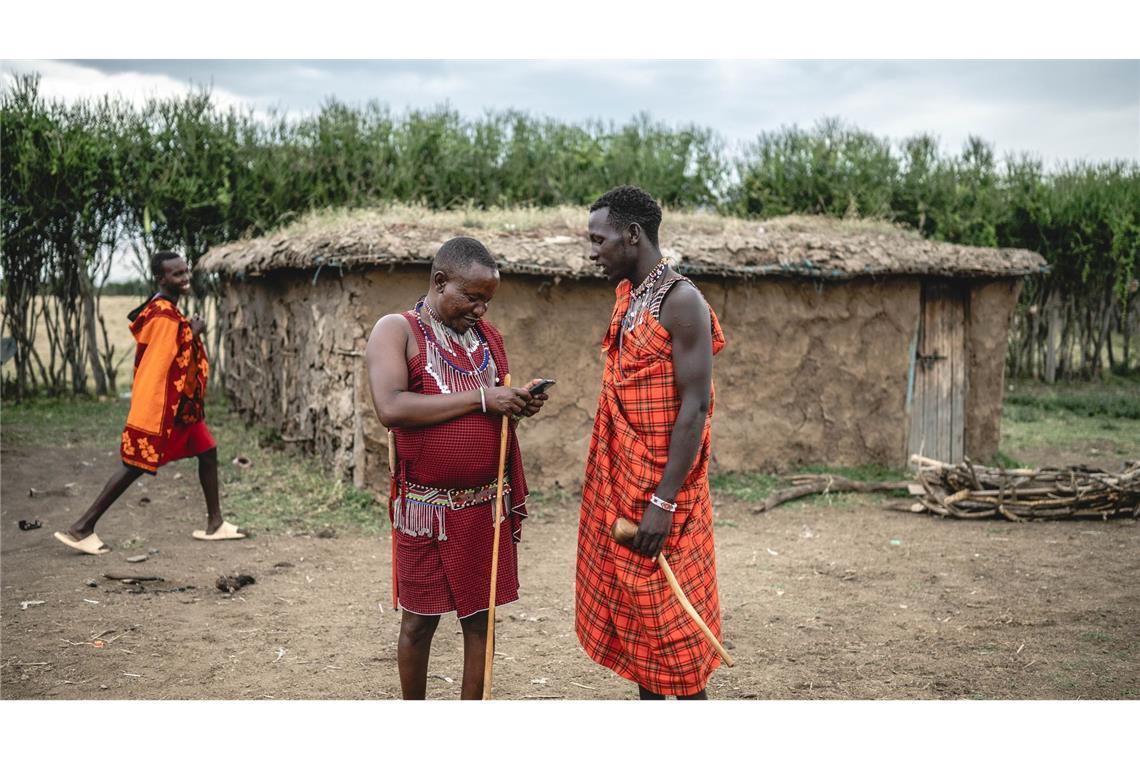 Ein Massai in Kenia nutzt ein Smartphone - so wie rund 5 Milliarden andere Menschen auf dieser Erde.