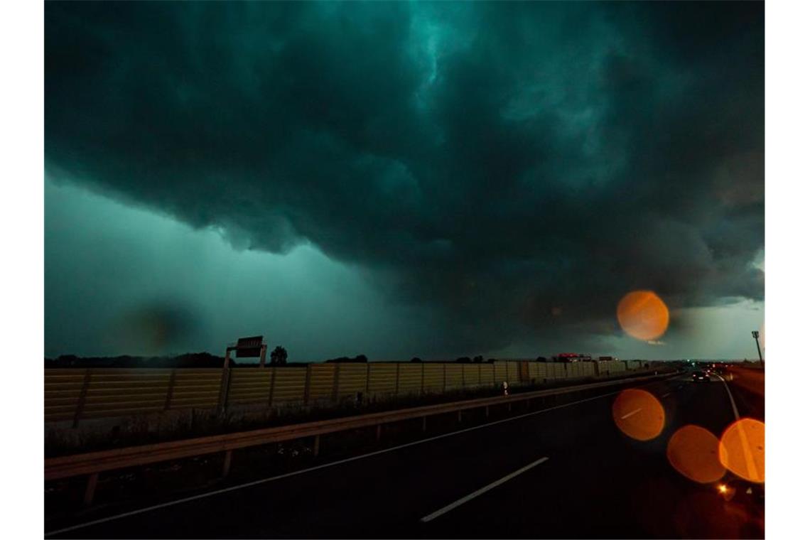 Ein massives Unwetter mit einer Shelf Cloud zieht über eine Autobahn. Foto: Alexander Hald/vmd-images/dpa