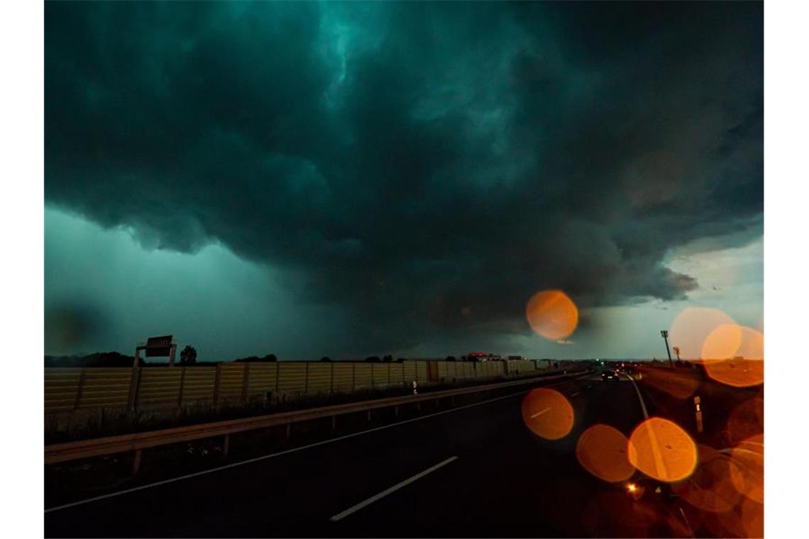 Ein massives Unwetter zieht über die A8 bei Esslingen und Stuttgart auf. Foto: Alexander Hald/vmd-images/dpa