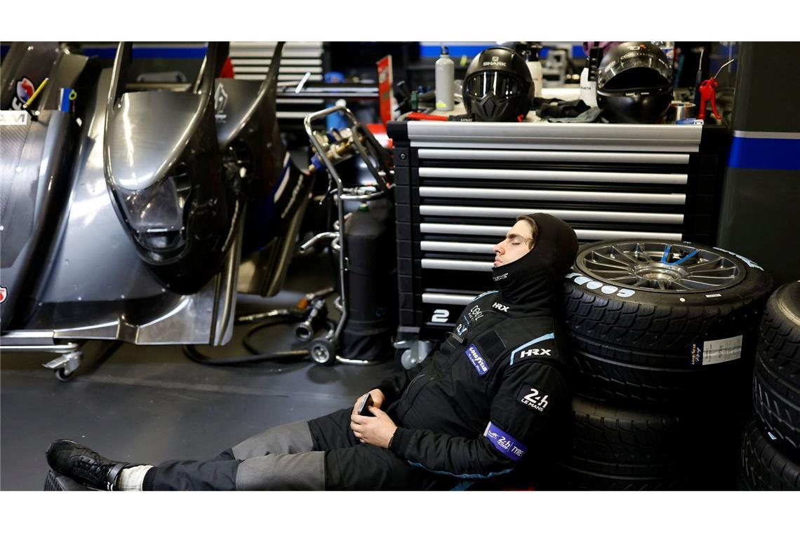 Ein Mechaniker schläft im Fahrerlager während des 24-Stunden-Rennens von Le Mans in Le Mans, Frankreich.