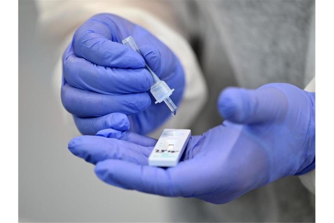 Land passt Corona-Regeln an: Veranstaltungen und Schultests Ein medizinischer Mitarbeiter führt einen Corona-Schnelltest durch. Foto: Martin Schutt/dpa-Zentralbild/dpa/Symbolbild