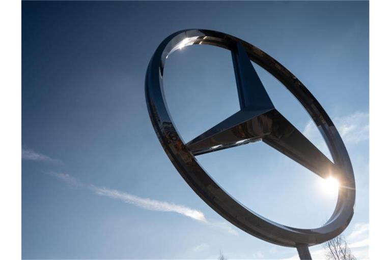 Ein Mercedes-Benz-Stern. Foto: Marijan Murat/dpa/Archivbild