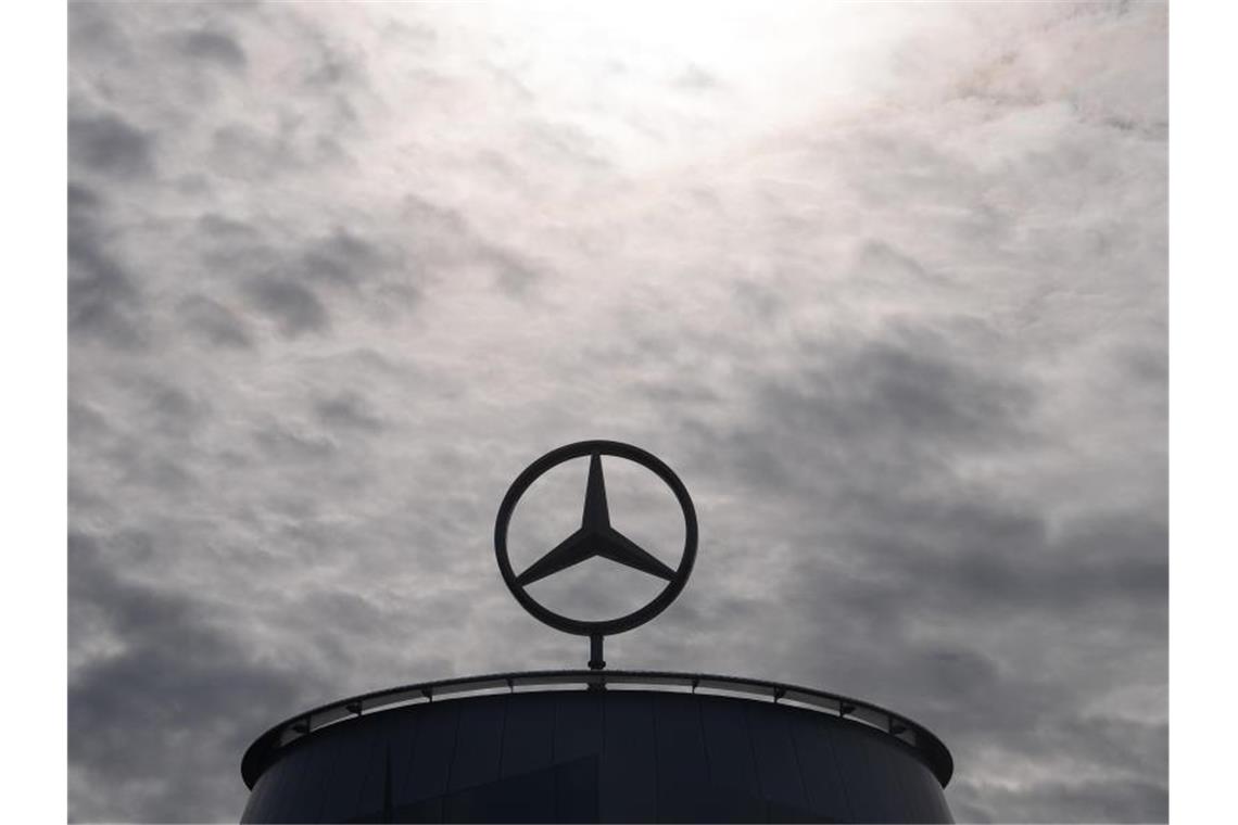 Ein Mercedes-Stern, das Logo der Marke Mercedes-Benz, steht auf einem Showroom. Foto: Sebastian Gollnow/dpa/Archivbild