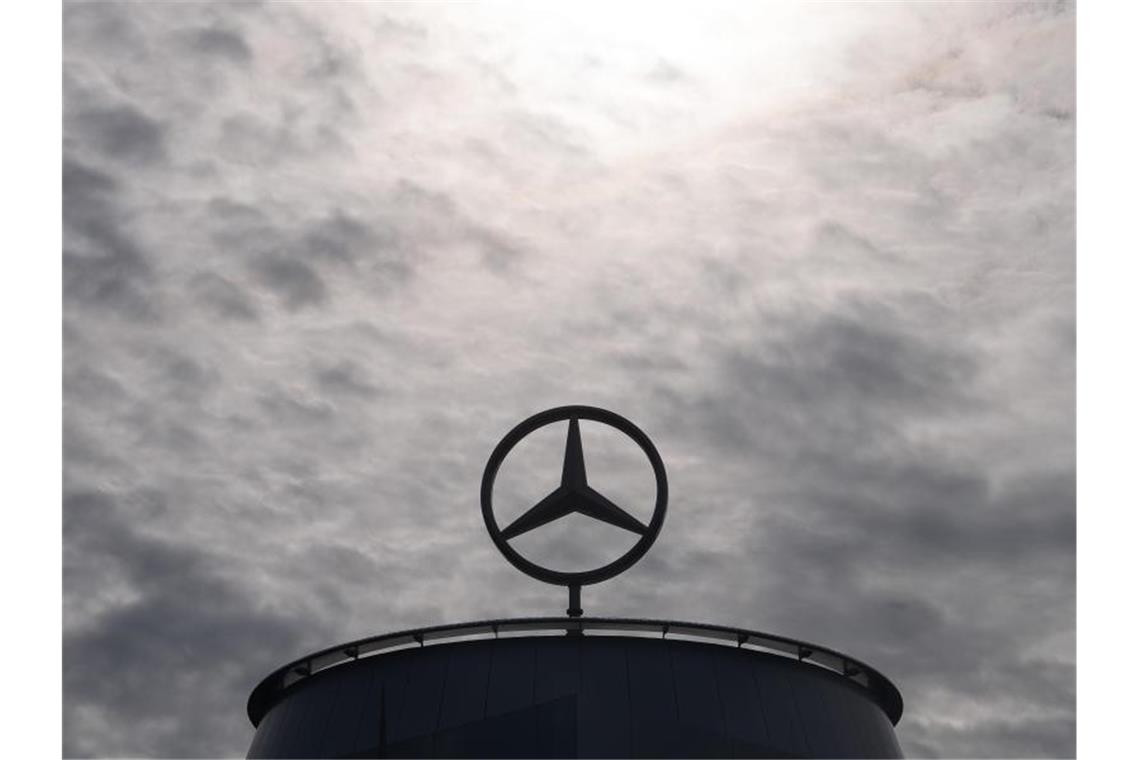 Ein Mercedes-Stern, das Logo der Marke Mercedes-Benz, steht auf einem Showroom. Foto: Sebastian Gollnow/dpa/Archivbild