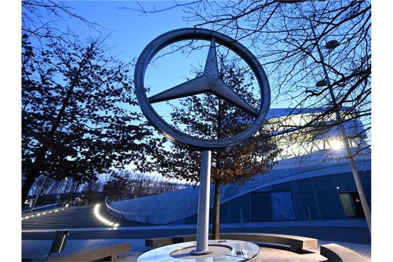 Ein Mercedes Stern, das Logo des Automobilherstellers Mercedes-Benz, steht vor der Niederlassung am Stammwerk. Foto: Bernd Weißbrod/dpa