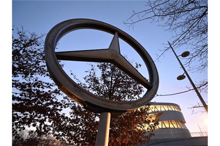 Ein Mercedes Stern steht vor der Niederlassung am Stammwerk. Foto: Bernd Weißbrod/dpa