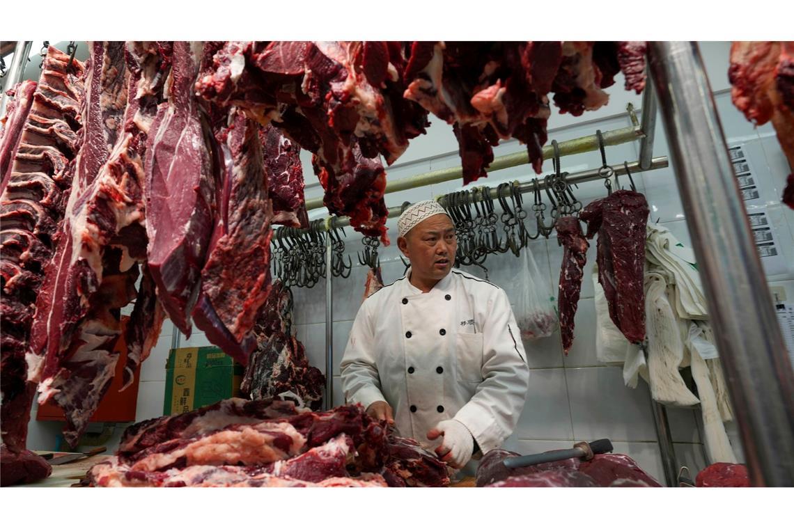 Ein Metzger in der chinesischen Hauptstadt bereitet frisches Fleisch zu.