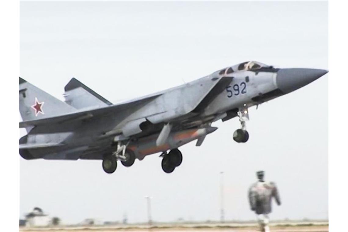 Moskau: Erster Einsatz der Hyperschall-Rakete „Kinschal“ Ein MiG-31 Kampfflugzeug, das mit der neuen Kinzhal („Kinschal“)-Hyperschall-Rakete bestückt ist. Foto: RU-RTR Russian Television/AP/dpa/Archiv
