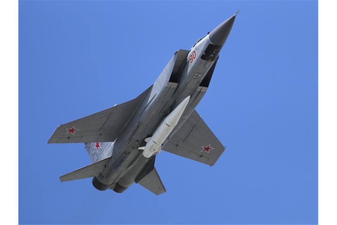 Moskau: Erster Einsatz der Hyperschall-Rakete „Kinschal“ Ein Mikoyan MiG-31 Abfangjäger der russischen Luftwaffe beladen mit einer ballistischen Luft-Boden-Rakete „Kinschal“. Foto: Pavel Golovkin/AP/dpa