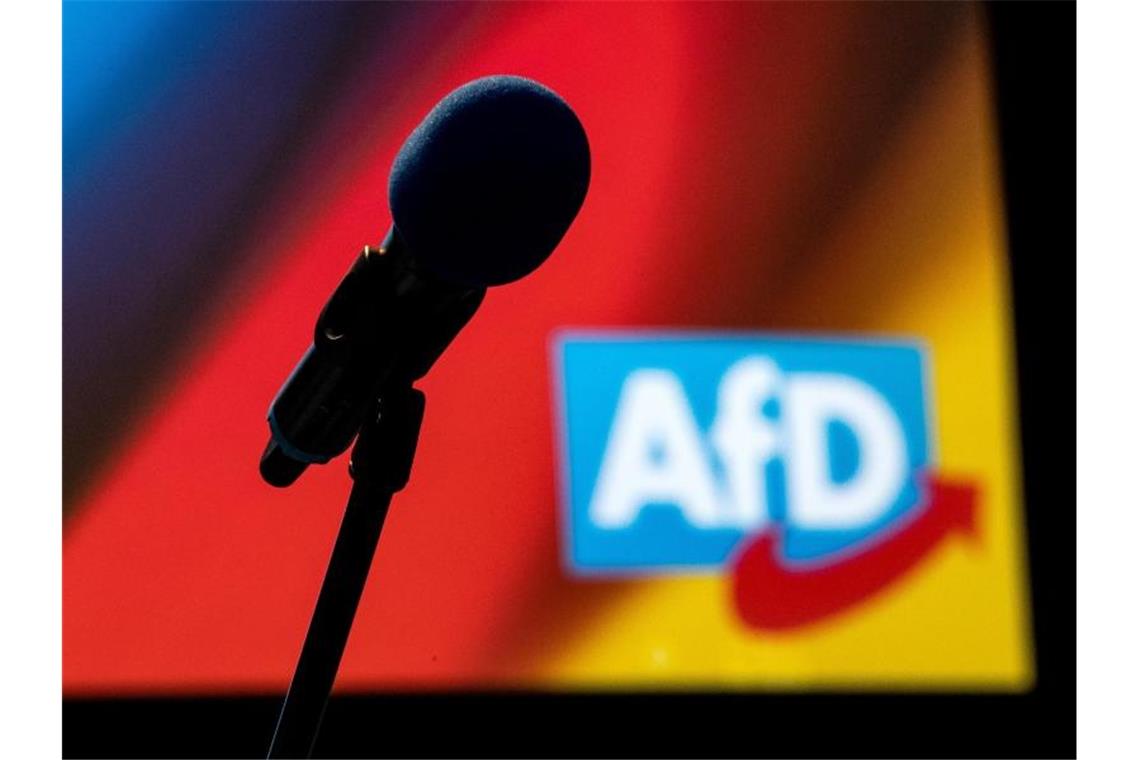 Chrupalla und Meuthen führen künftig die AfD Ein Mikrofon steht vor dem Bundesparteitag der Alternative für Deutschland vor einem Logo der Partei. Foto: Sina Schuldt/dpa