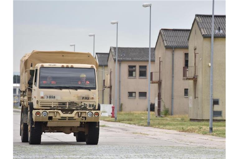 Ein Militärfahrzeug fährt auf dem Gelände der US-Kaserne Coleman Barracks an Gebäuden vorbei. Foto: picture alliance / dpa/Archivbild