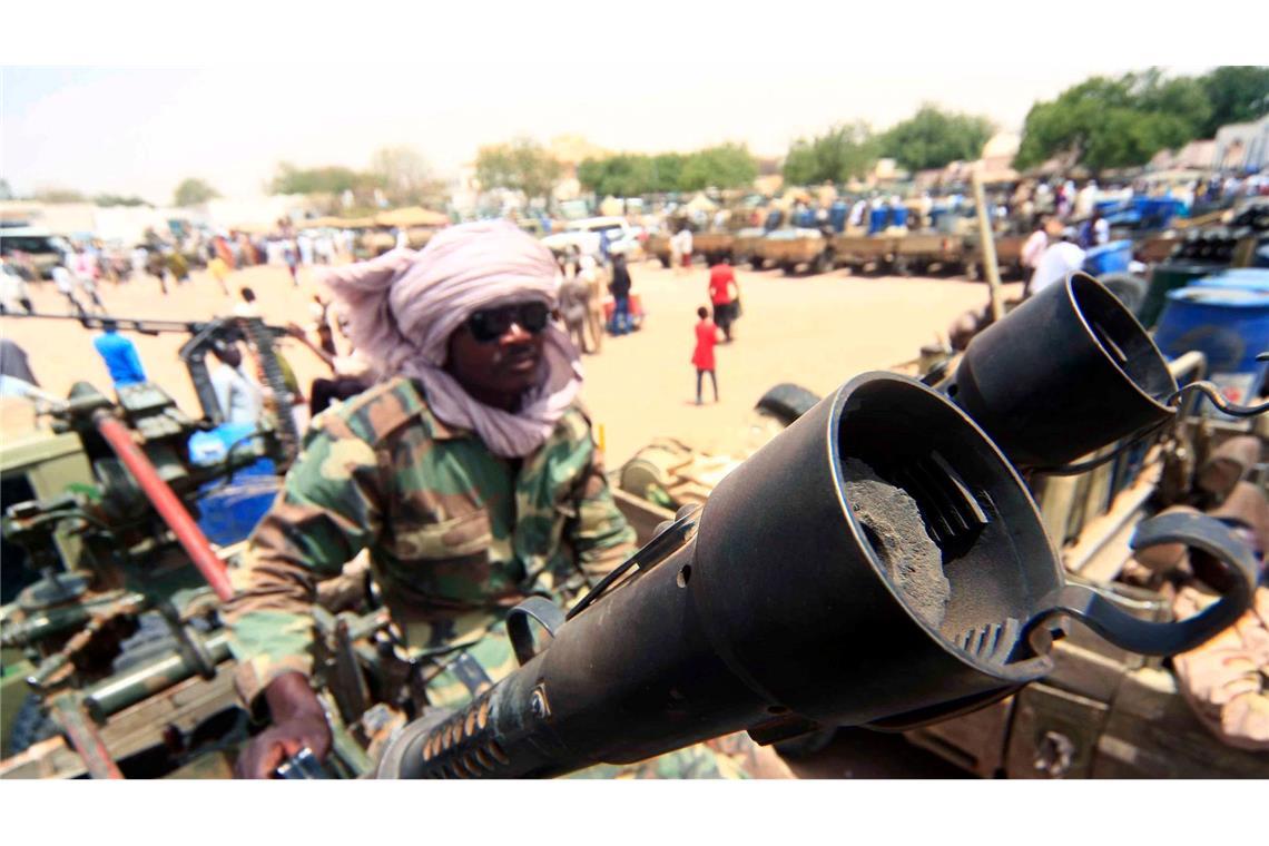 Ein Milizionär mit militärischer Ausrüstung, die angeblich während eines Gefechts im umkämpften Gebiet in Süd-Darfur erbeutet wurde (Archivbild).