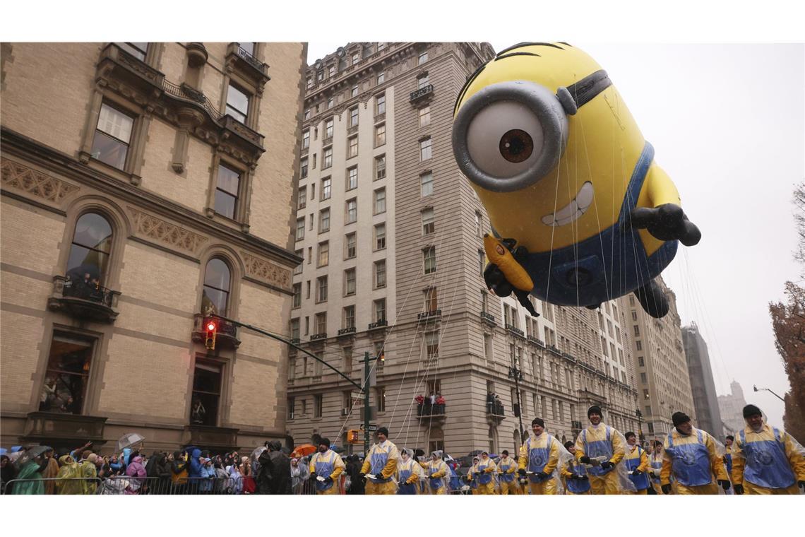 Ein Minion schwebt durch New Yorks Straßen.