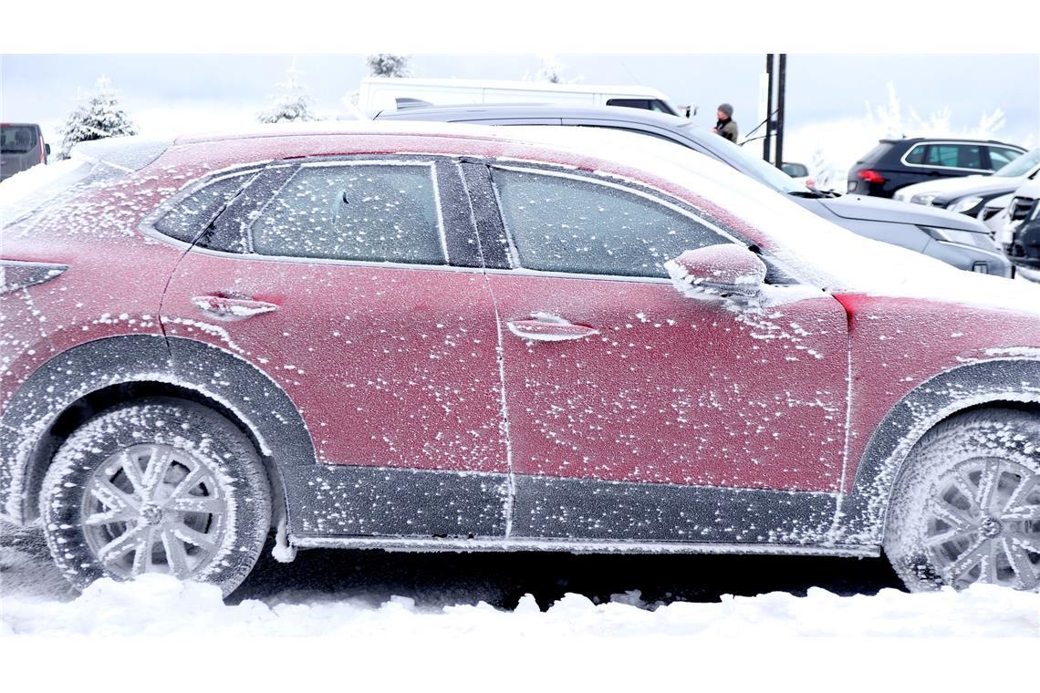 Ein mit Frost überzogenes parkendes Auto auf dem Fichtelberg. Zahlreiche Urlauber haben den Schneefall am Ende der Weihnachtsferien für den Wintersport genutzt.