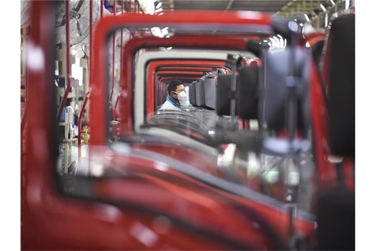 Ein Mitarbeiter arbeitet in einem Werk zur Herstellung von Autos. Foto: Liu Kun/XinHua/dpa/Symbolbild