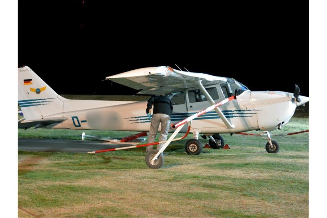 Prozess um tödlichen Flugunfall: Bewährung für Piloten Ein Mitarbeiter der Bundesstelle für Flugunfalluntersuchung untersucht im Oktober 2018 die Unglücks-Cessna. Foto: Jörn Perske/dpa