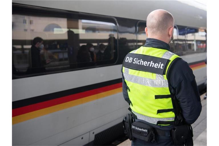 Ein Mitarbeiter der DB-Sicherheit wartet an einem einfahrenden ICE. Foto: Boris Roessler/dpa/Archivbild