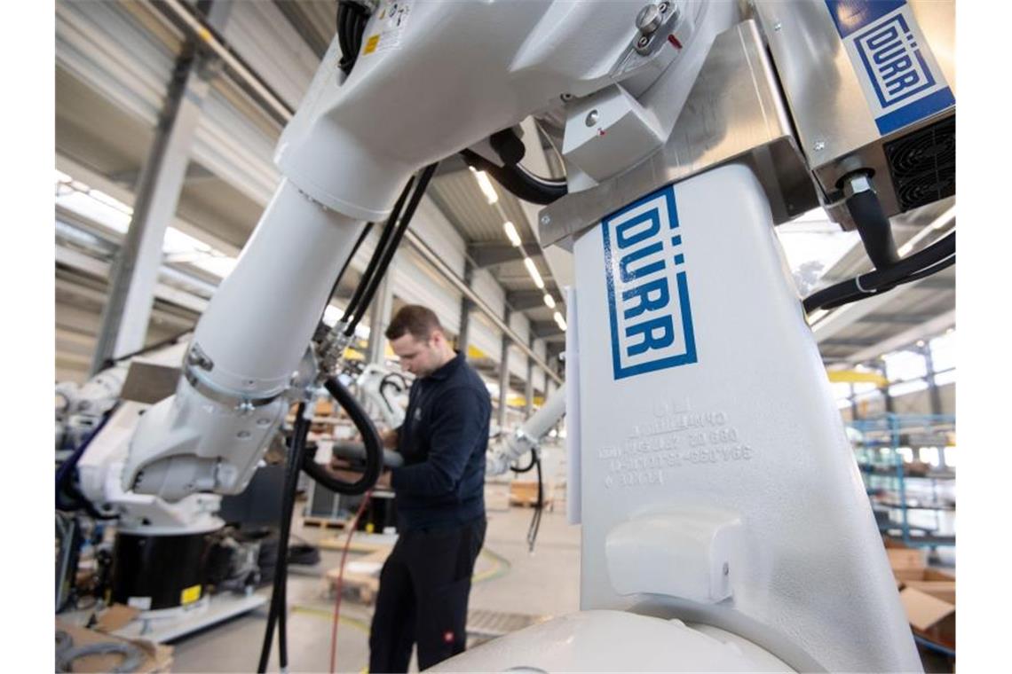 Anlagenbauer Dürr wächst dank Zukauf: Kosten drücken Gewinn Ein Mitarbeiter der Dürr AG programmiert einen Sealing-Roboter. Foto: Marijan Murat/Archivbild