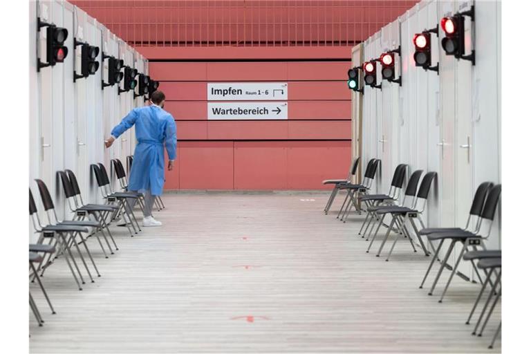 Ein Mitarbeiter des Impfzentrums Tübingen steht in der Paul-Horn-Arena in einem Gang. Foto: Marijan Murat/dpa/Archivbild