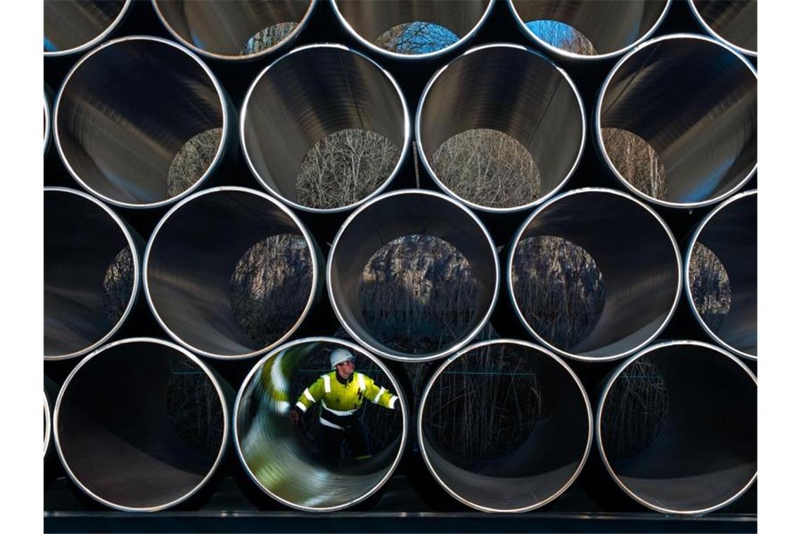 Nord Stream 2: Antrag auf Sofort-Vollzug der Baugenehmigung Ein Mitarbeiter im Hafen von Mukran auf Rügen prüft tonnenschwere Rohre für die zukünftige Ostsee-Erdgastrasse. Foto: Jens Büttner/dpa-Zentralbild/dpa