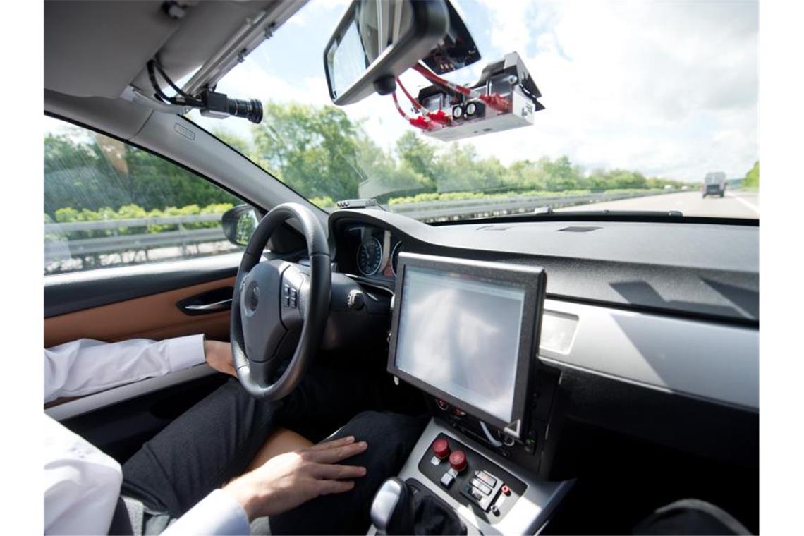 Ein Mitarbeiter von Bosch fährt auf der A81 in einem Auto, das als Prototyp für autonomes Fahren genutzt wird. Foto: Daniel Naupold/dpa/Symbolbild