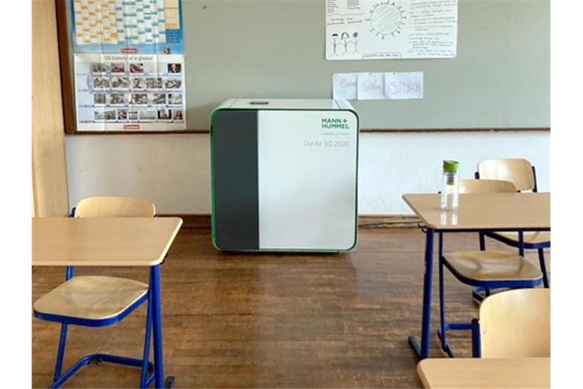 Ein mobiles Filtergerät steht im Klassenraum einer Schule. Foto: Henning Otte/dpa/Archivbild