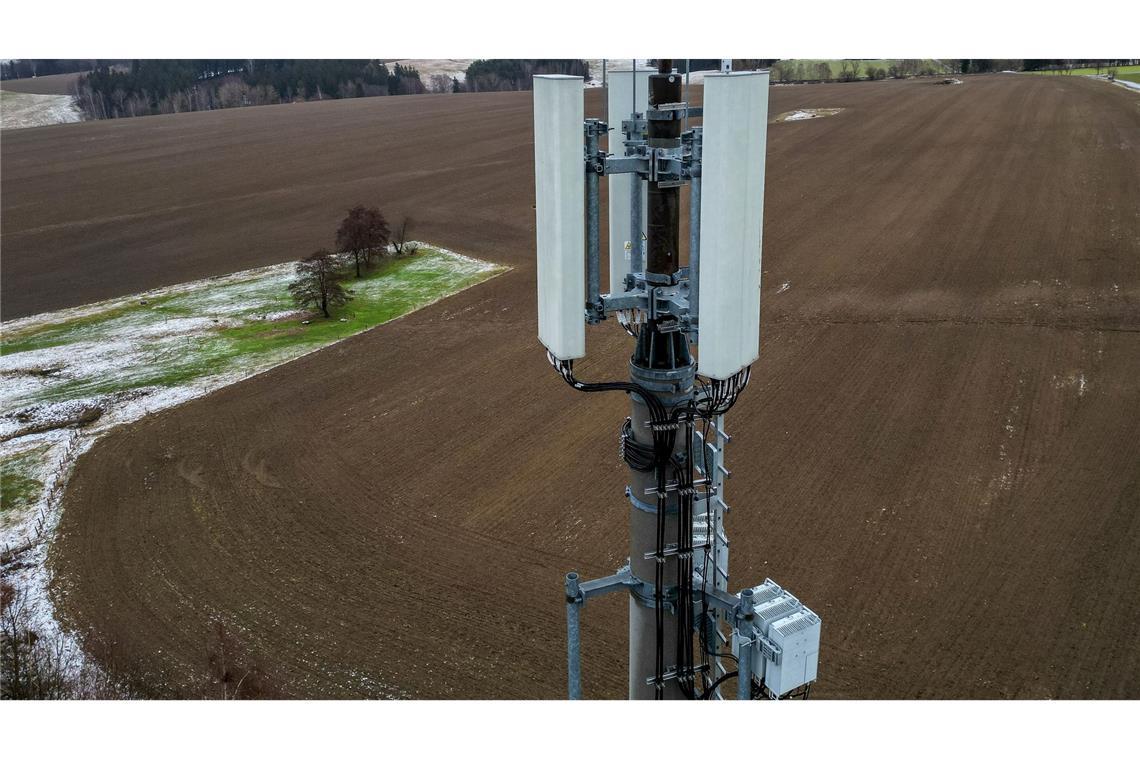 Ein Mobilfunkmast auf dem Land. (Luftaufnahme mit Drohne)