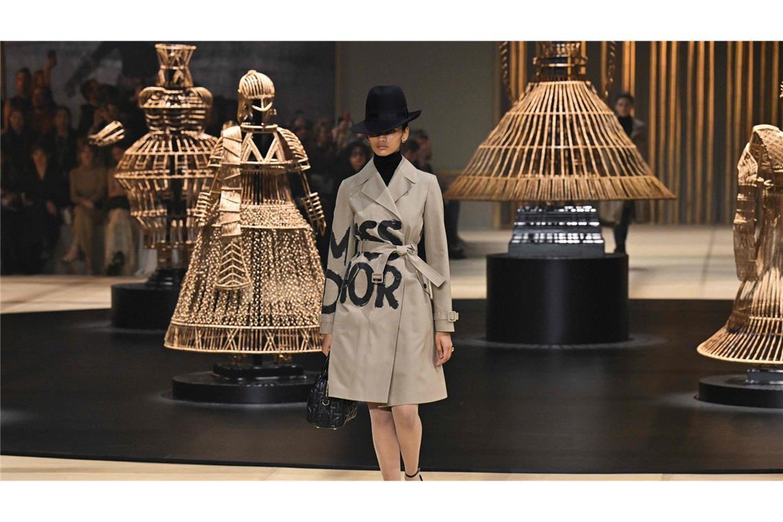 Ein Model präsentiert die neue Winterkollektion von Christian Dior.