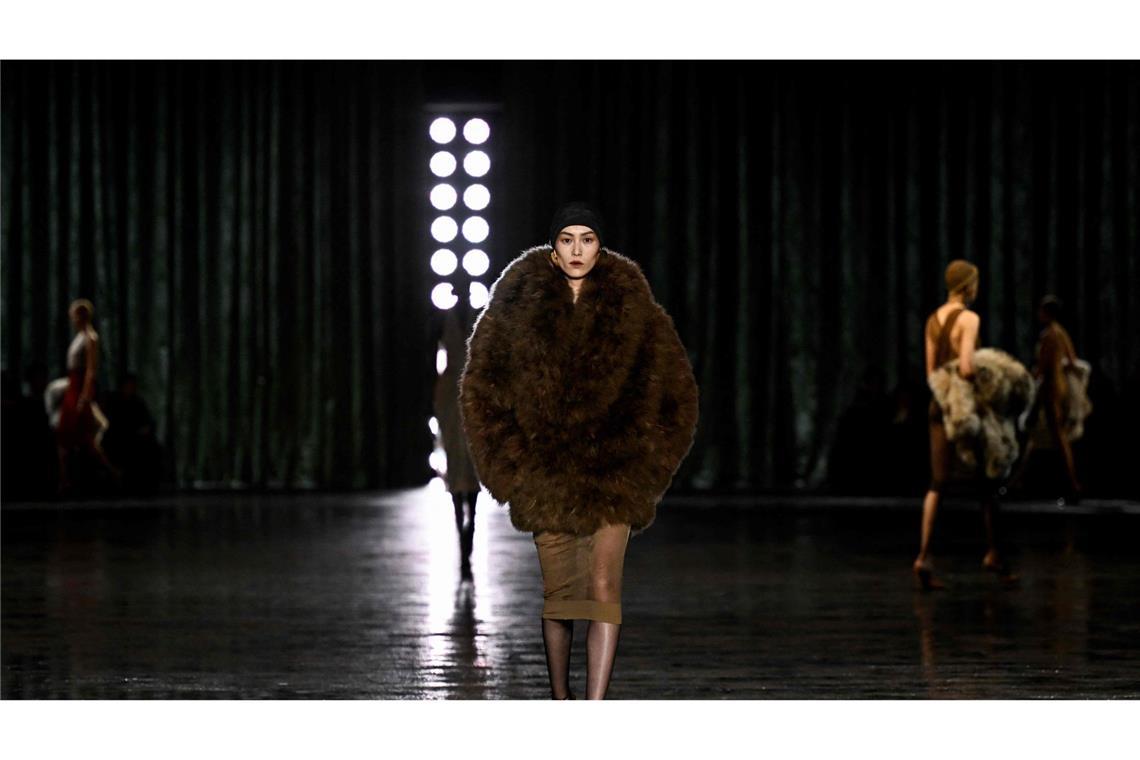 Ein Model präsentiert die neue Winterkollektion von Yves Saint Laurent.
