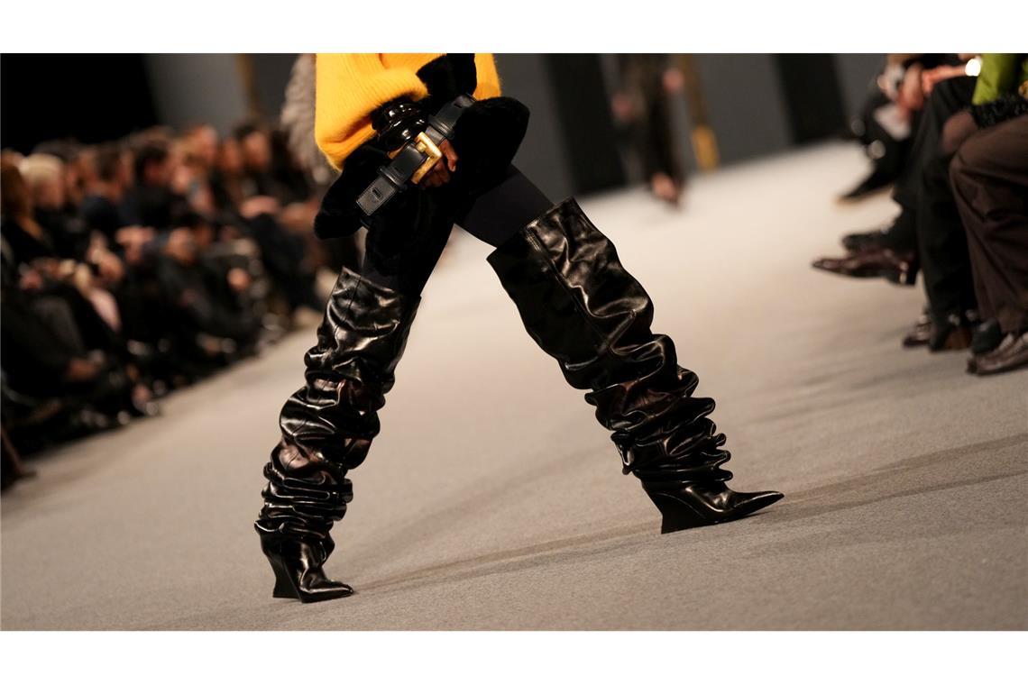 Ein Model trägt eine Kreation aus der Balmain Herbst/Winter 2025-2026 Womenswear-Kollektion im Rahmen der Paris Fashion Week.