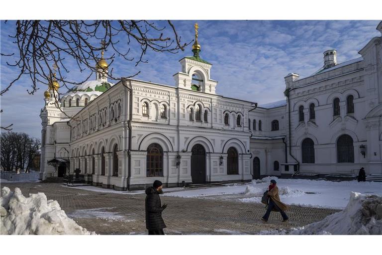 Ein Mönch und eine Frau spazieren in der Nähe des Kiewer Höhlenklosters, das zur ukrainisch-orthodoxen Kirche des Moskauer Patriarchats gehört. (Archivbild)