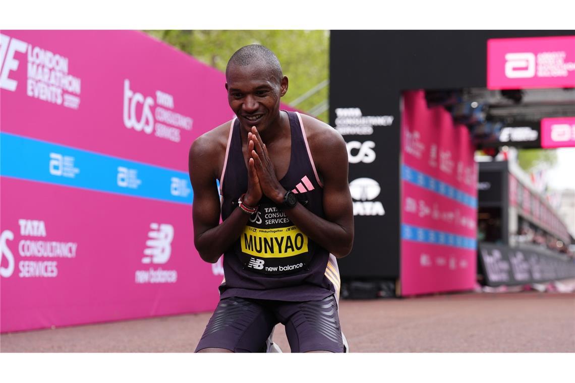 Ein Moment des Dankes, der Freude und der stillen Einkehr: Alexander Mutiso Munyao aus Kenia 
hat den Marathon in London in einer Zeit von 2:04:01 gewonnen.