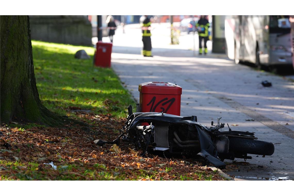 Ein Motorradfahrer ist mit einem Autofahrer zusammengestoßen. Ein Notarzt musste den verletzten Motorradfahrer versorgen. (Archivbild)