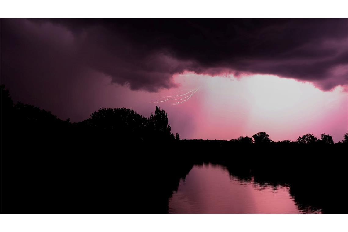 Ein nächtliches Gewitter erleuchtet den Himmel über dem Main bei Würzburg.