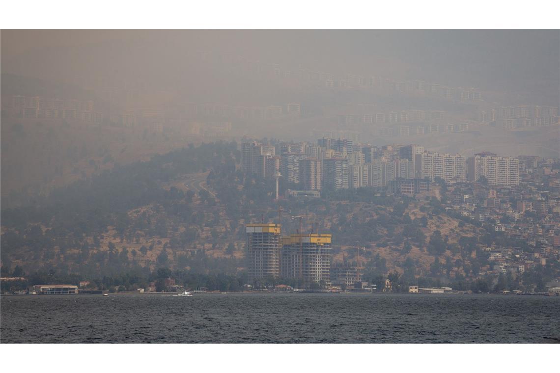 Ein nahegelegener Waldbrand hüllt die Küstenstadt Izmir in dichte Rauchschwaden.