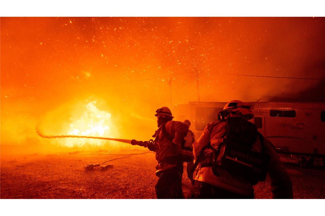 Ein neuer Flächenbrand, der sich rasch ausbreitet, hat in Südkalifornien Tausende Menschen in die Flucht getrieben.