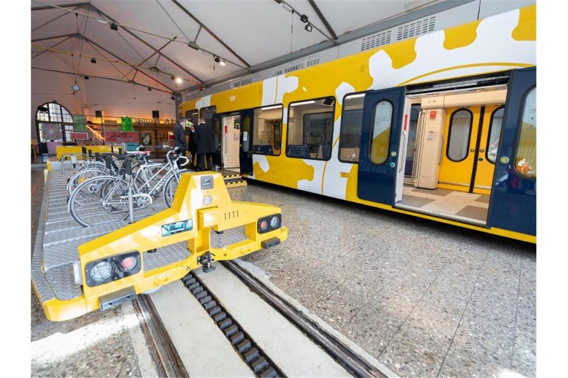 Ein neuer Zug der Zahnradbahn "Zacke" steht bei der Präsentation im Depot. Foto: Bernd Weißbrod/dpa