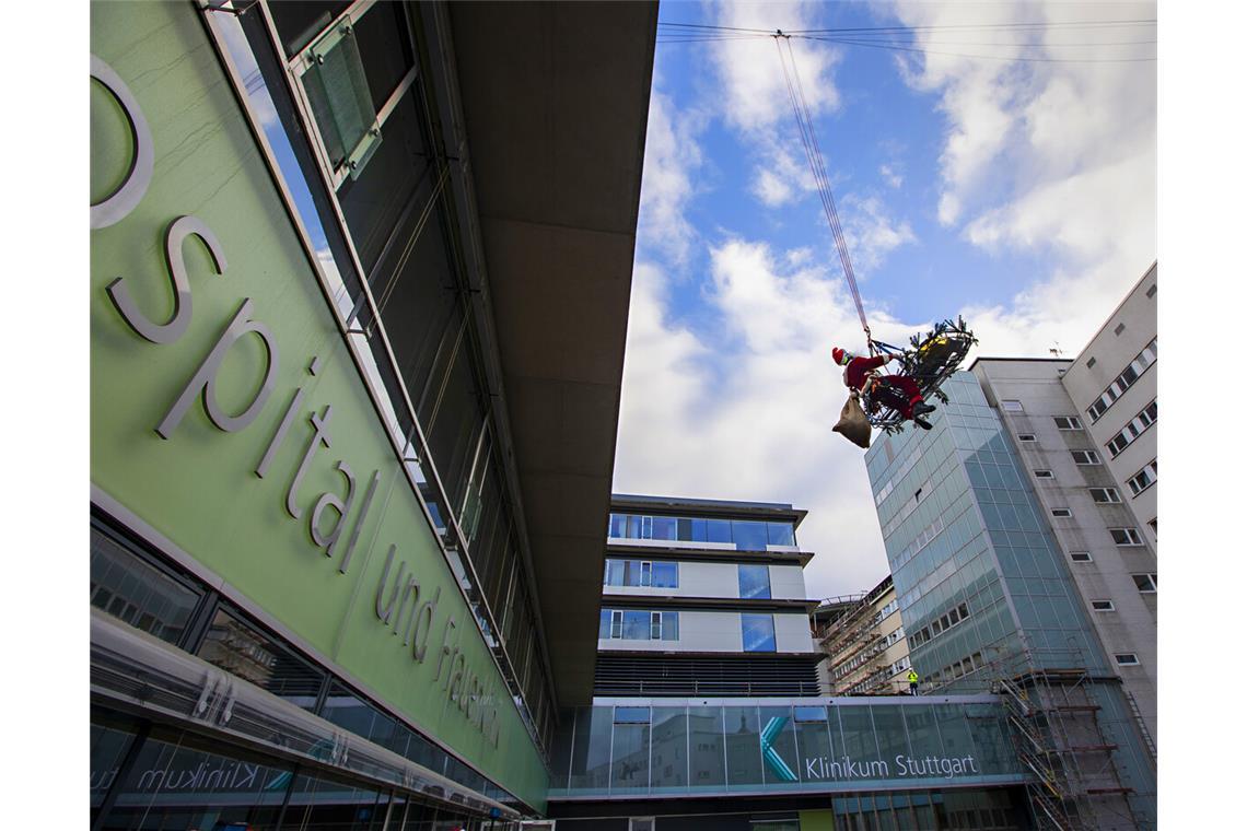 Ein Nikolaus und sein Schlitten in luftiger Höhe.Ein Nikolaus und sein Schlitten in luftiger Höhe.