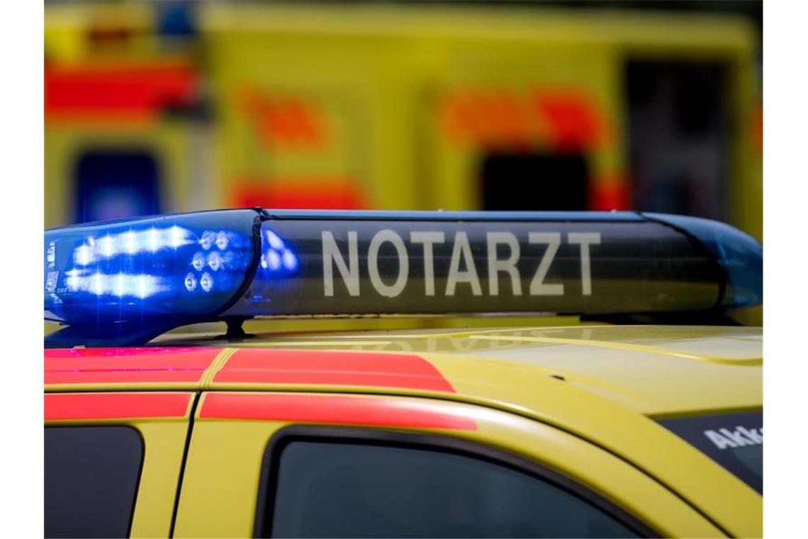 Verletzte bei Unfall mit Stuttgarter Linienbus Ein Notarztwagen mit Blaulicht ist im Einsatz. Foto: Monika Skolimowska/ZB/dpa/Symbolbild