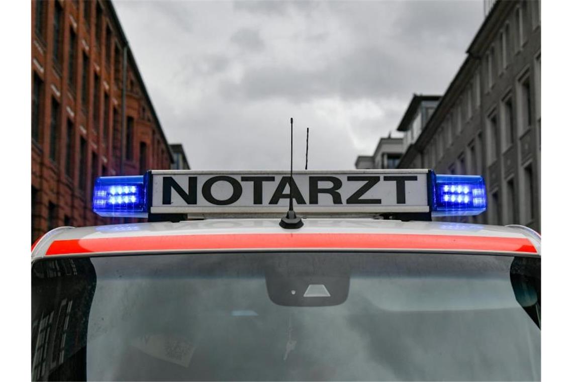 Ein Notarztwagen steht mit eingeschaltetem Blaulicht auf der Straße. Foto: Jens Kalaene/zb/dpa/Symbolbild