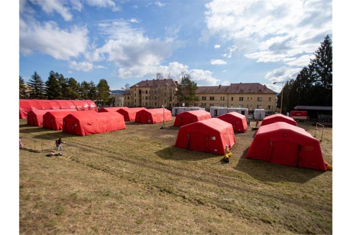 Polnischer Grenzschutz weist Rassismus-Vorwürfe zurück Ein Notzeltlager in der Slowakei. Foto: Pryèek Vladimír/CTK/dpa