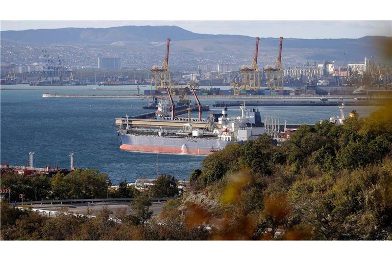 Ein Öltanker liegt in einem Hafen in Südrussland. Russland verkauft sein Öl billig vor allem an Indien. (Archivbild)