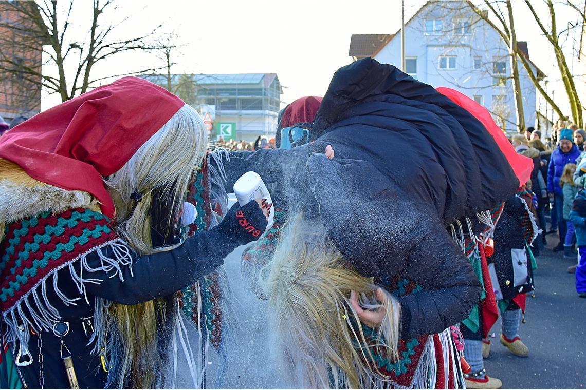 Ein Opfer der Hexen-Puderattacke. Da braucht die Dame kein Haarspray mehr. Fasch...