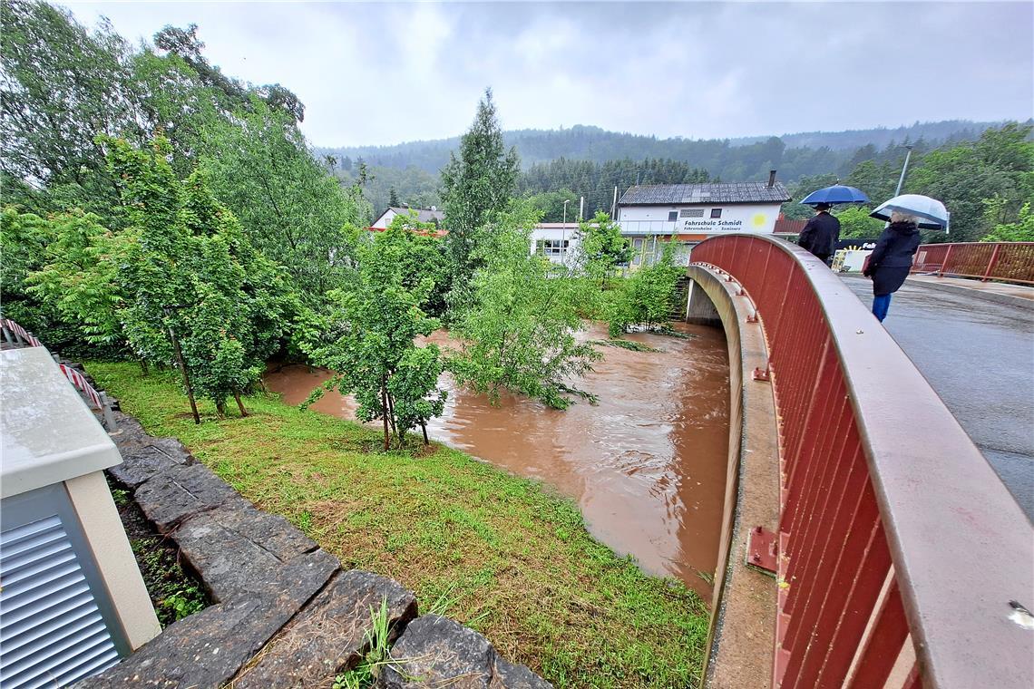 Ein Paar aus Sulzbach nimmt den Wasserstand der Murr in Augenschein. Foto: privat