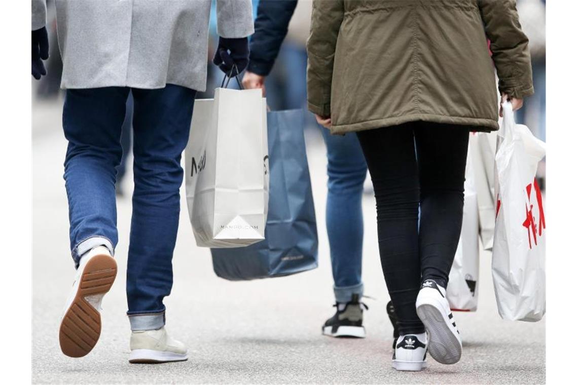Gegen die Wegwerfgesellschaft: Einfach mal nichts kaufen Ein paar Clicks und das neue Paar Winterstiefel ist unterwegs. Einkaufen ist heute so einfach, aber eben oft auch unüberlegt. 24 Stunden ohne Shopping sollen dafür das Bewusstsein schärfen. Foto: picture alliance / Bodo Marks/dpa