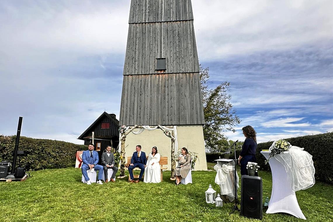 Ein Paar hat sich am Juxkopfturm trauen lassen. Foto: privat