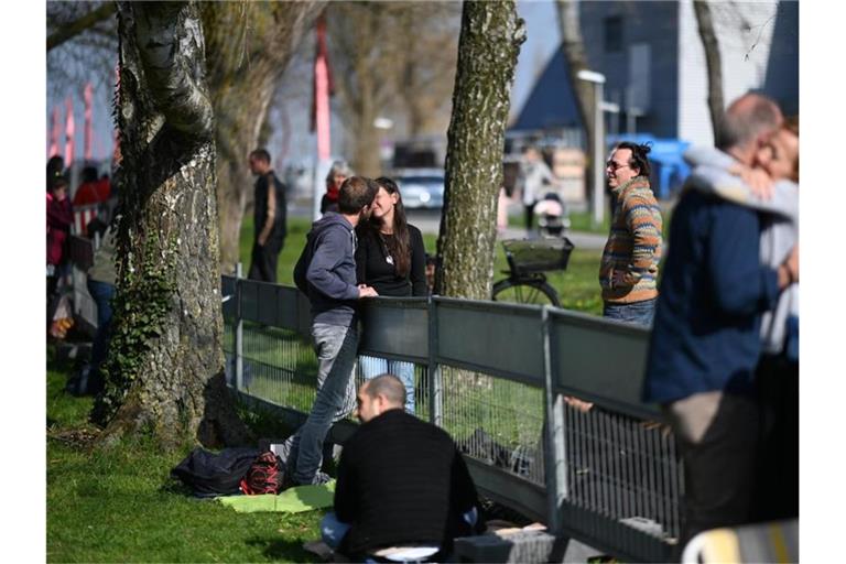 Ein Paar küsst sich an der Deutsch-Schweizer Grenze zwischen Konstanz und Kreuzlingen. Foto: Felix Kästle/dpa