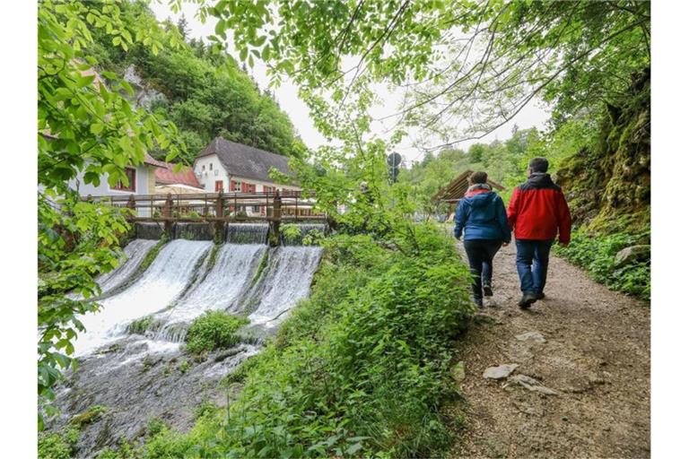 Ein Paar wandert zwischen Zwiefalten und der Wimsener Höhle auf der Schwäbischen Alb. Foto: Thomas Warnack/dpa/Archivbild