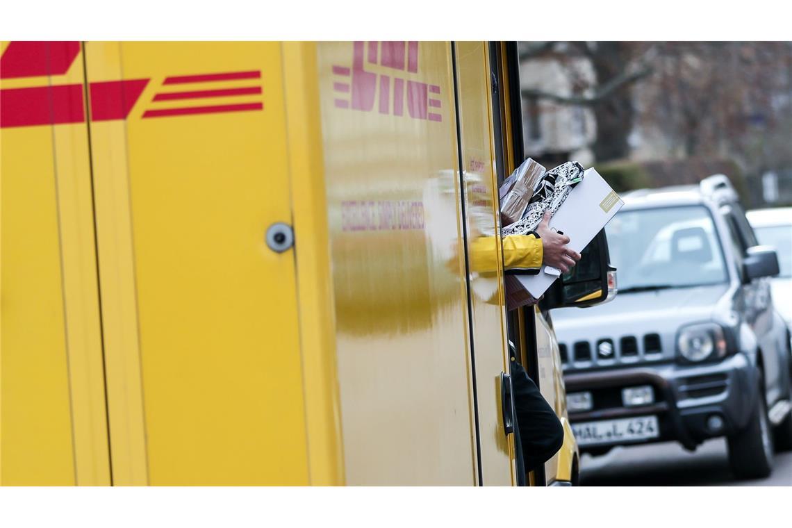 Ein Paketbote liefert Pakete aus - mancherorts waren Bundesbürger verärgert über die Qualität der Zustellung.