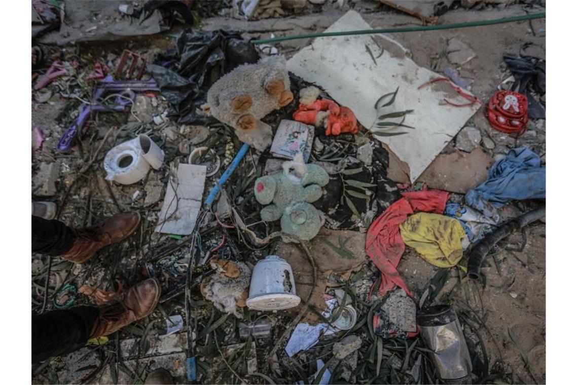 Netanjahu verteidigt Gaza-Einsatz Ein Palästinenser steht mitten in Schutt und Trümmern in einem Wohngebiet in Gaza-Stadt, das bei israelischen Luftangriffen getroffen wurde. Foto: Mohammed Talatene/dpa